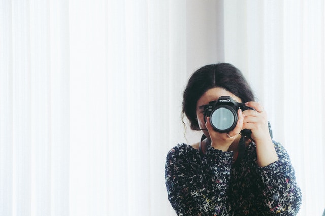 woman-in-black-long-sleeved-shirt-using-camera-947785.jpg